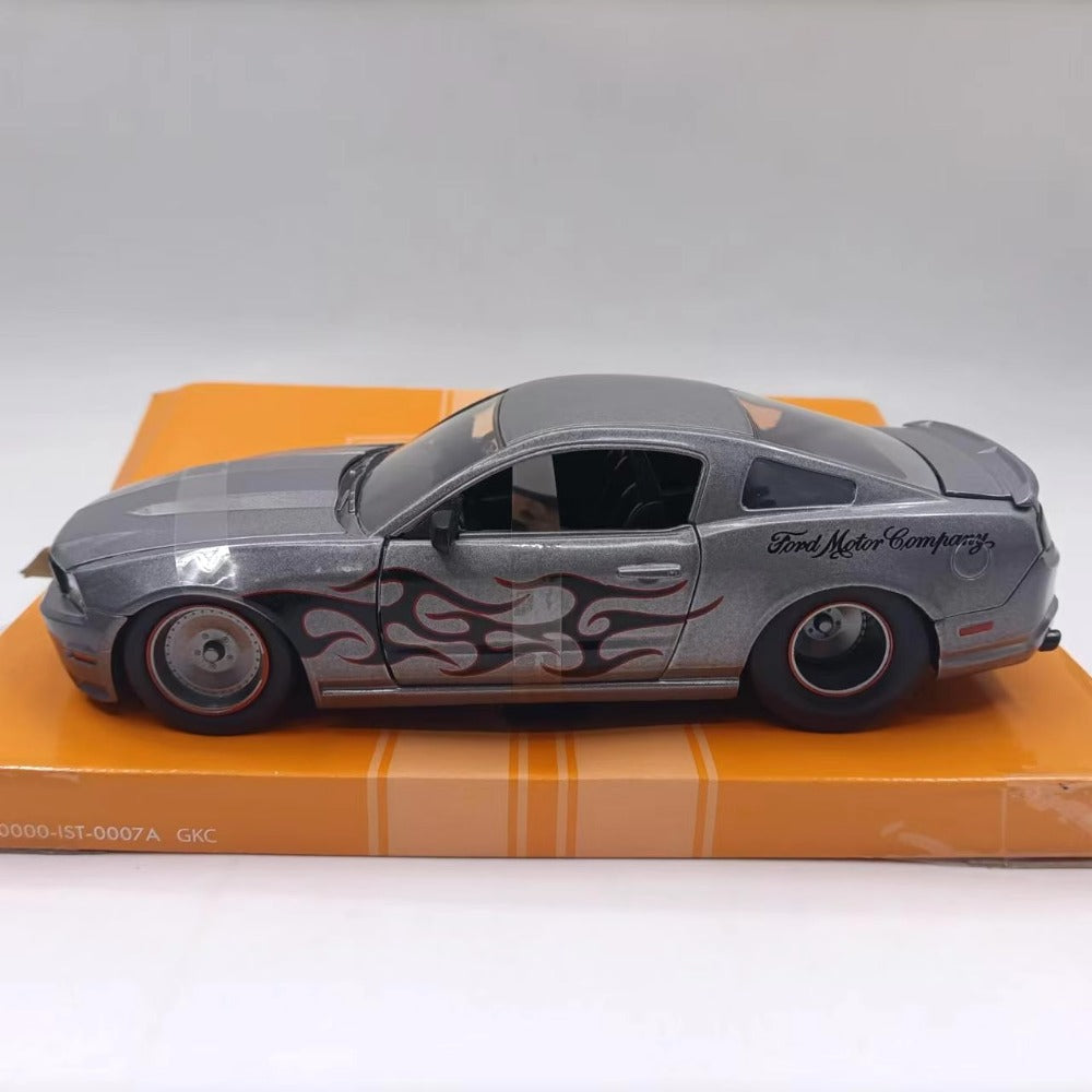 1/24 Scale 2010 Ford Mustang GT Diecast Model Car