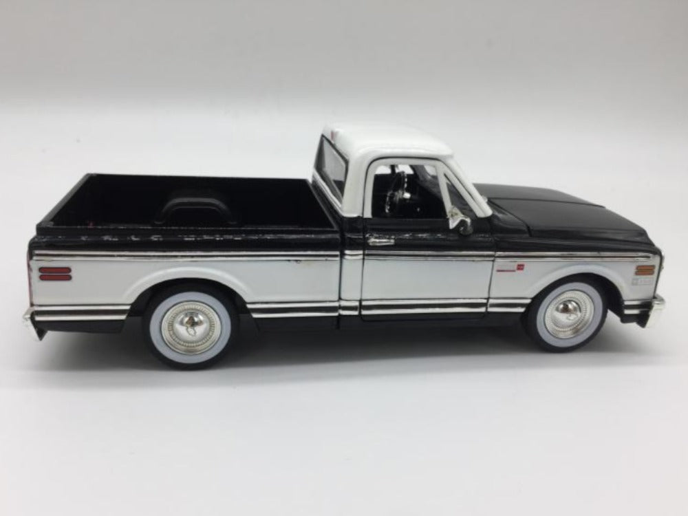 1/24 Scale 1972 Chevrolet Cheyenne Pickup Truck Diecast Model