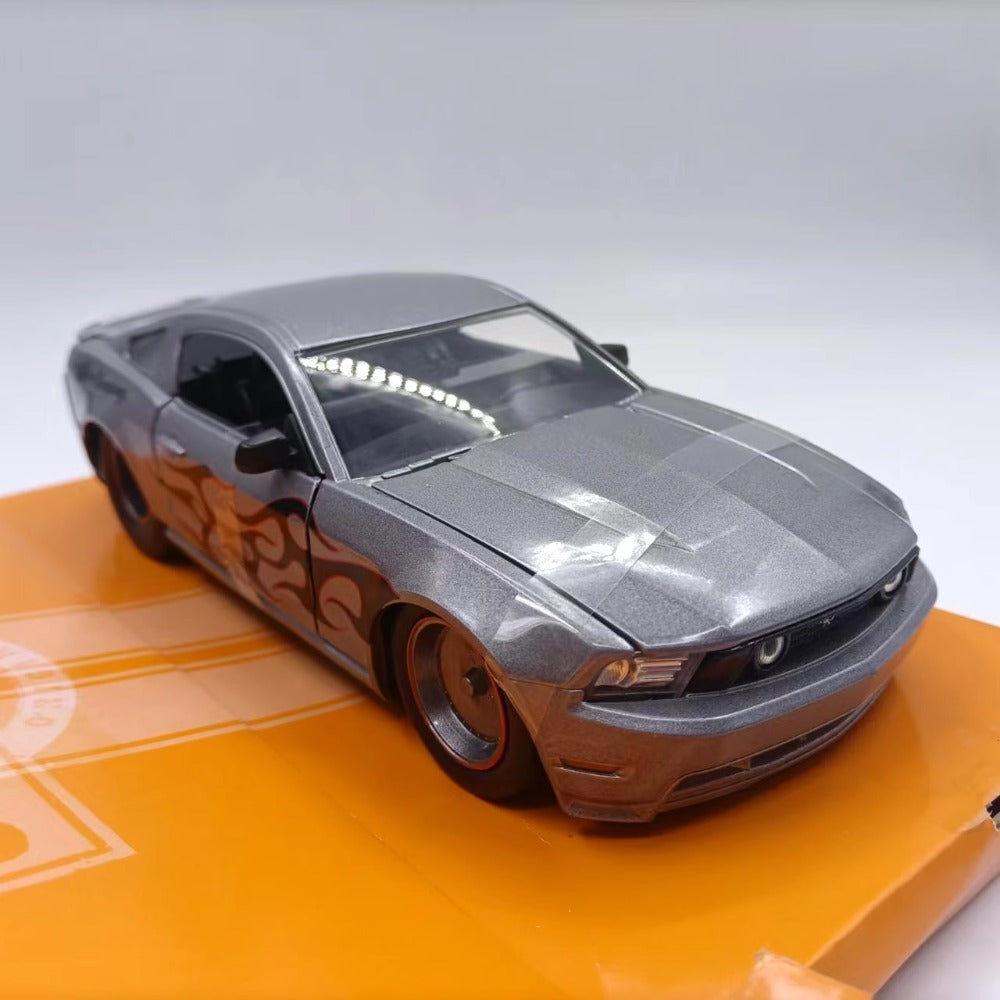 1/24 Scale 2010 Ford Mustang GT Diecast Model Car