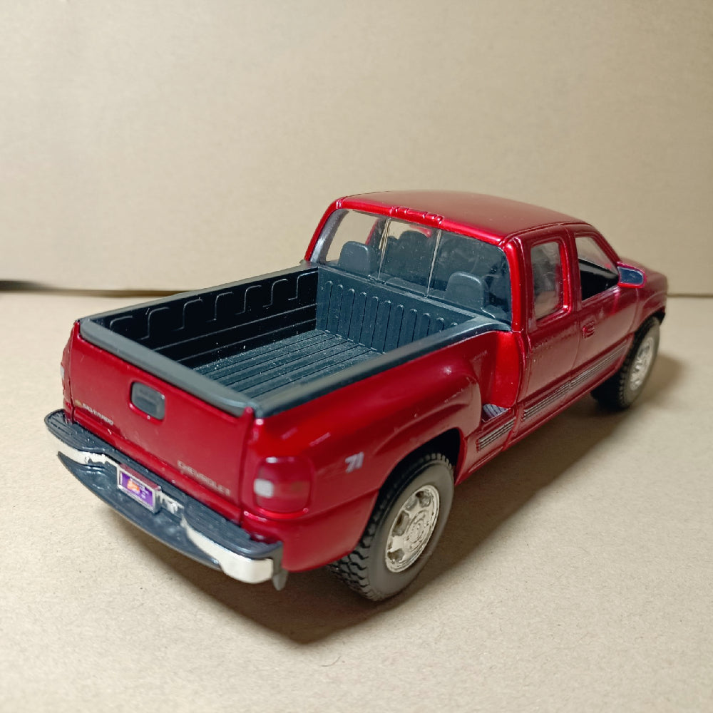 1/24 Scale 1999 Chevrolet Silverado Truck Diecast Model