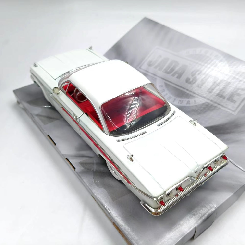 1/24 Scale 1961 Chevrolet Impala Diecast Model Car