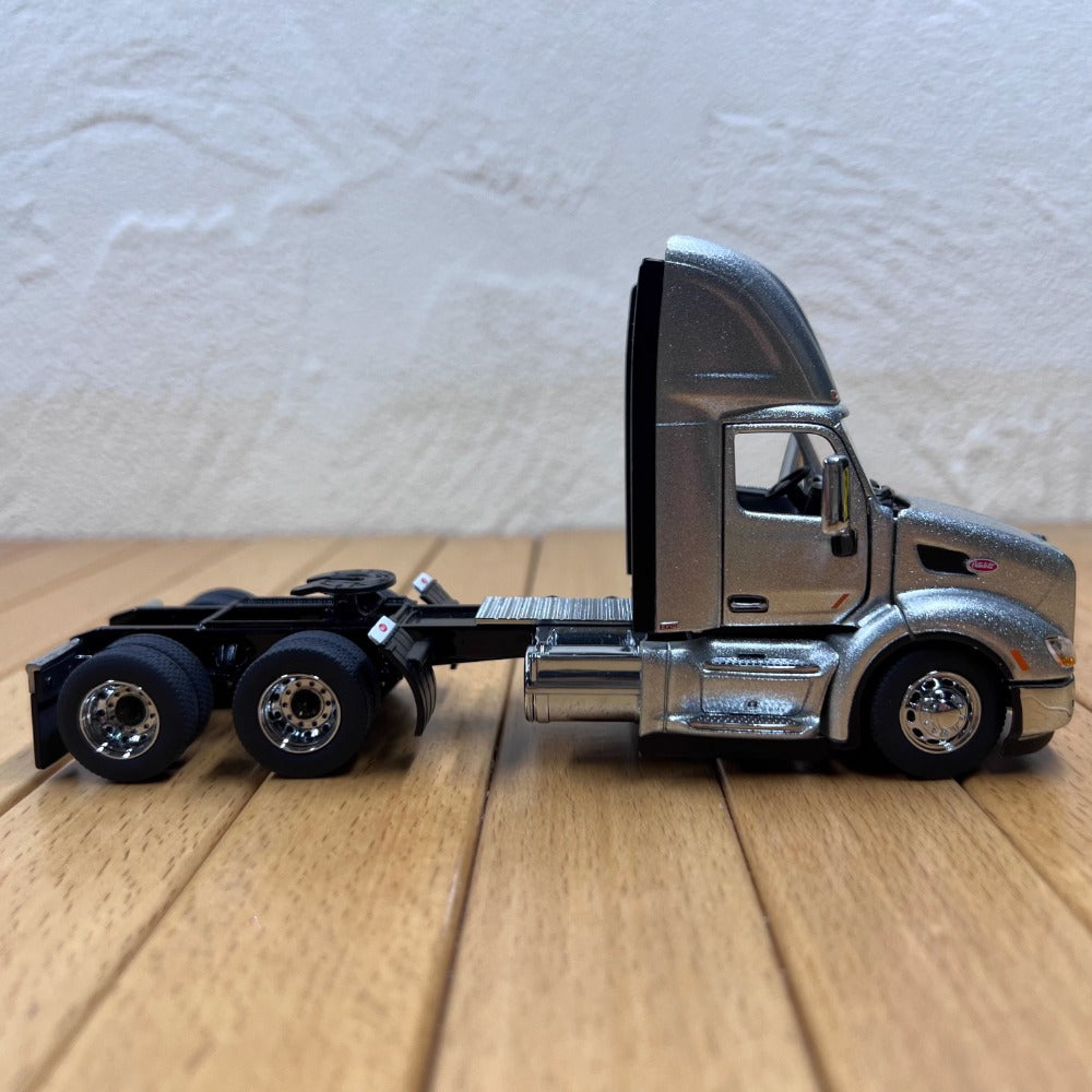 1/50 Scale Peterbilt 579 Day Cab Tractor with Sea Container Truck Diecast Model