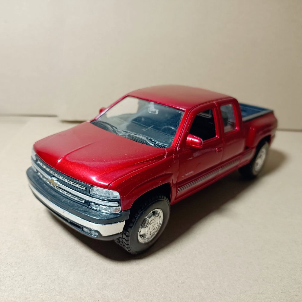 1/24 Scale 1999 Chevrolet Silverado Truck Diecast Model