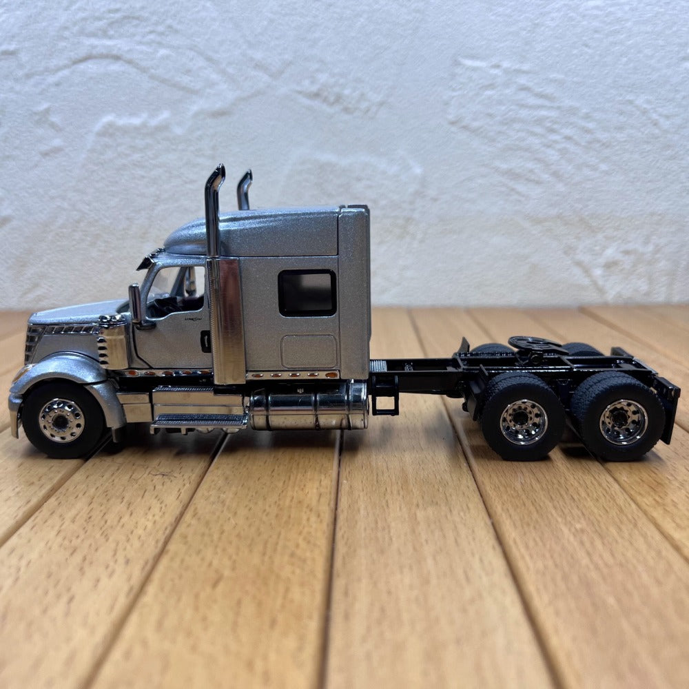 1/50 Scale International LoneStar Sleeper Cab Truck with 53' Refrigerated Van Diecast Model