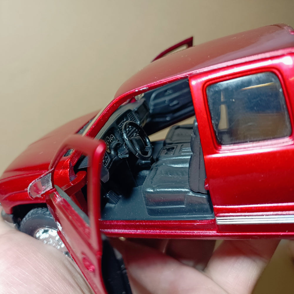 1/24 Scale 1999 Chevrolet Silverado Truck Diecast Model