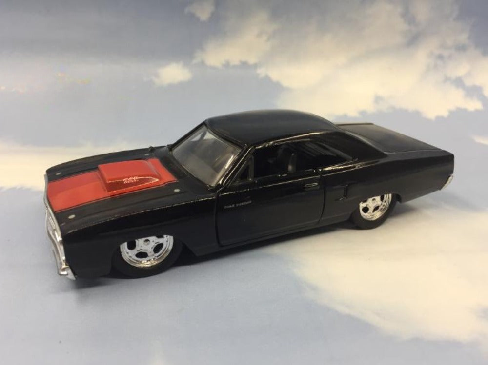 1/32 Scale 1970 Plymouth Road Runner Diecast Model Car