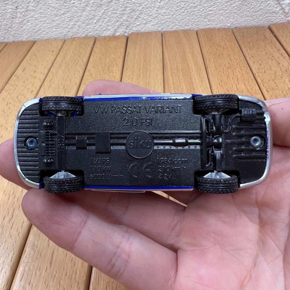 1/64 Scale Volkswagen Passat 2.0 FSI Technisches Hilfswerk Diecast Model Car