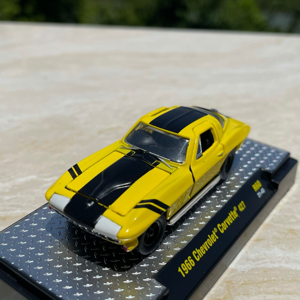 1/64 Scale 1966 Chevrolet Corvette Sports Car Diecast Model