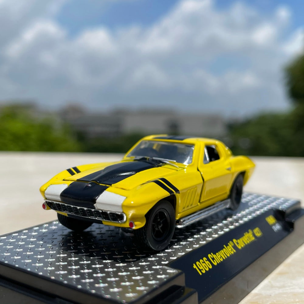 1/64 Scale 1966 Chevrolet Corvette Sports Car Diecast Model