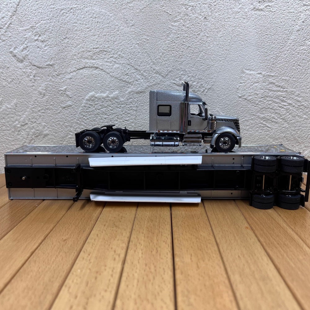 1/50 Scale International LoneStar Sleeper Cab Truck with 53' Refrigerated Van Diecast Model