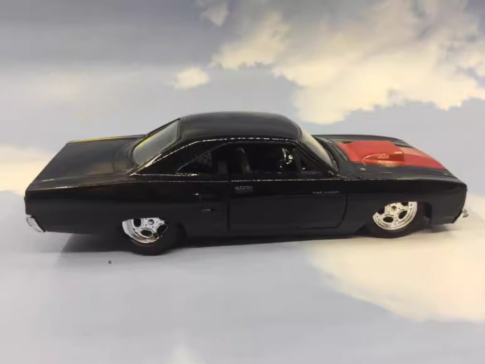 1/32 Scale 1970 Plymouth Road Runner Diecast Model Car