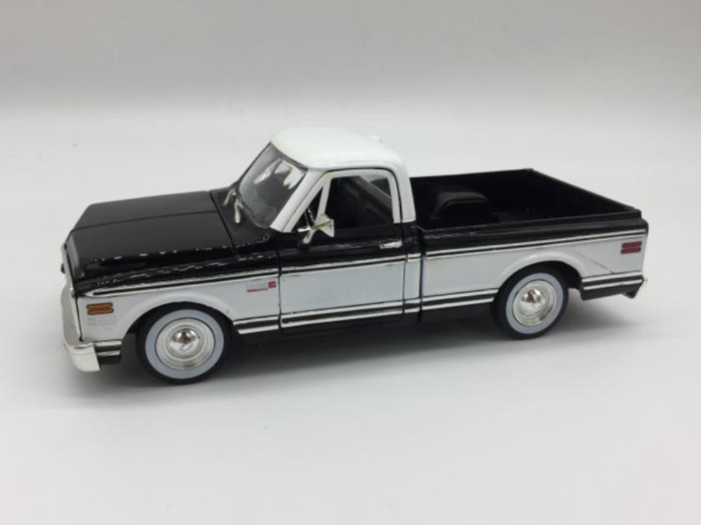 1/24 Scale 1972 Chevrolet Cheyenne Pickup Truck Diecast Model