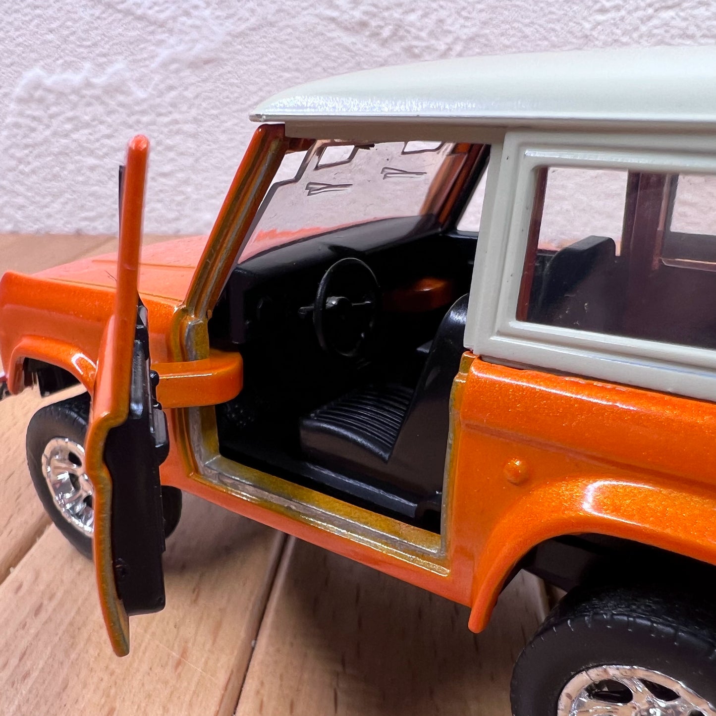 1/32 Scale 1973 Ford Bronco Ranger Wagon Diecast Model Car