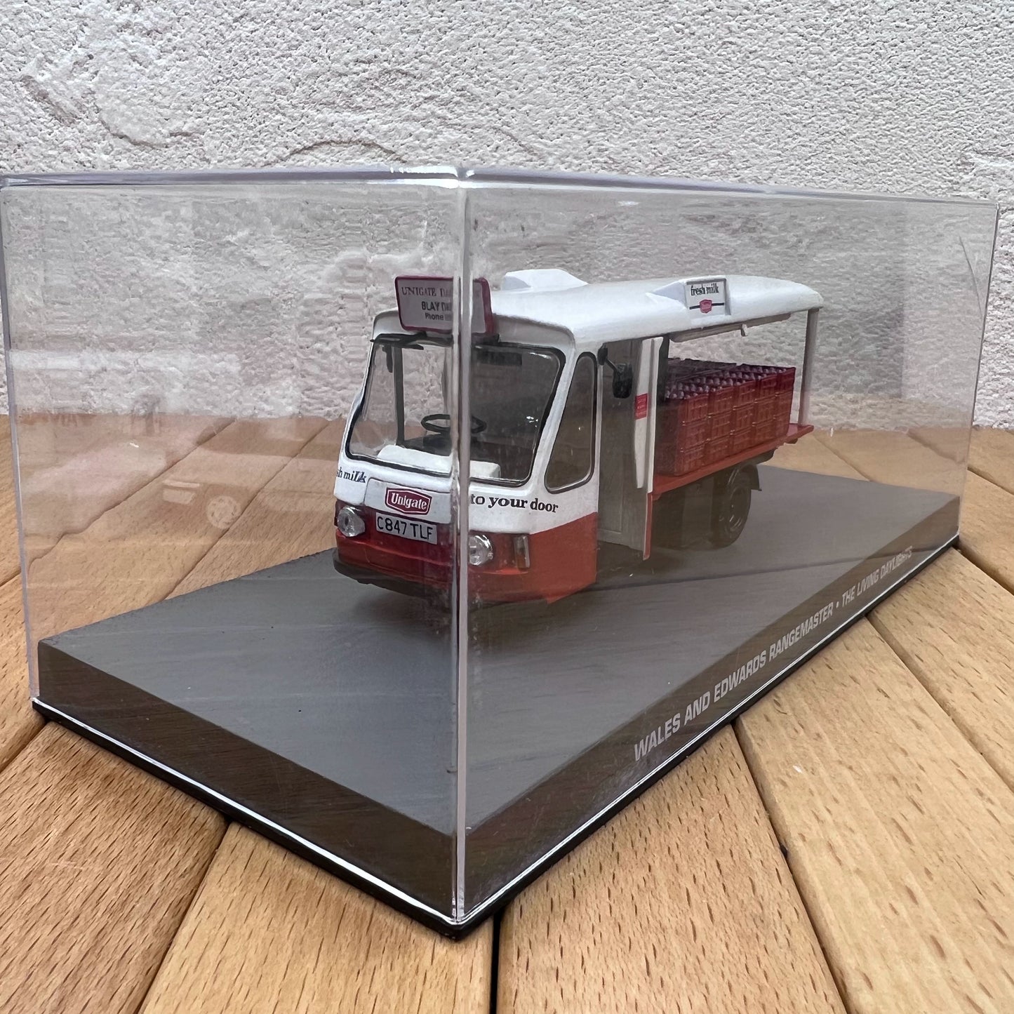 1/43 Scale 007 Vehicle Wales and Edwards Rangemaster Milk Float / The Living Daylights (1987) Diecast Model