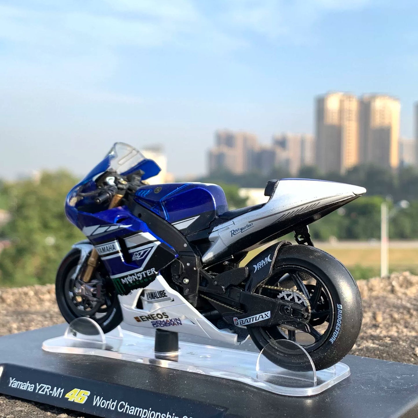 1/18 Scale Ymaha YZR-M1 46 World Champion 2013 Diecast Model Motorcycle
