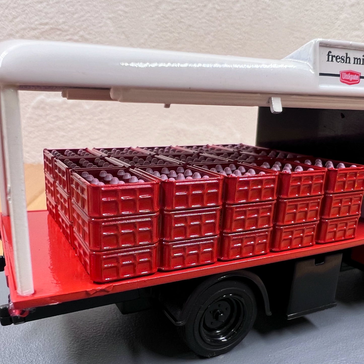 1/43 Scale 007 Vehicle Wales and Edwards Rangemaster Milk Float / The Living Daylights (1987) Diecast Model