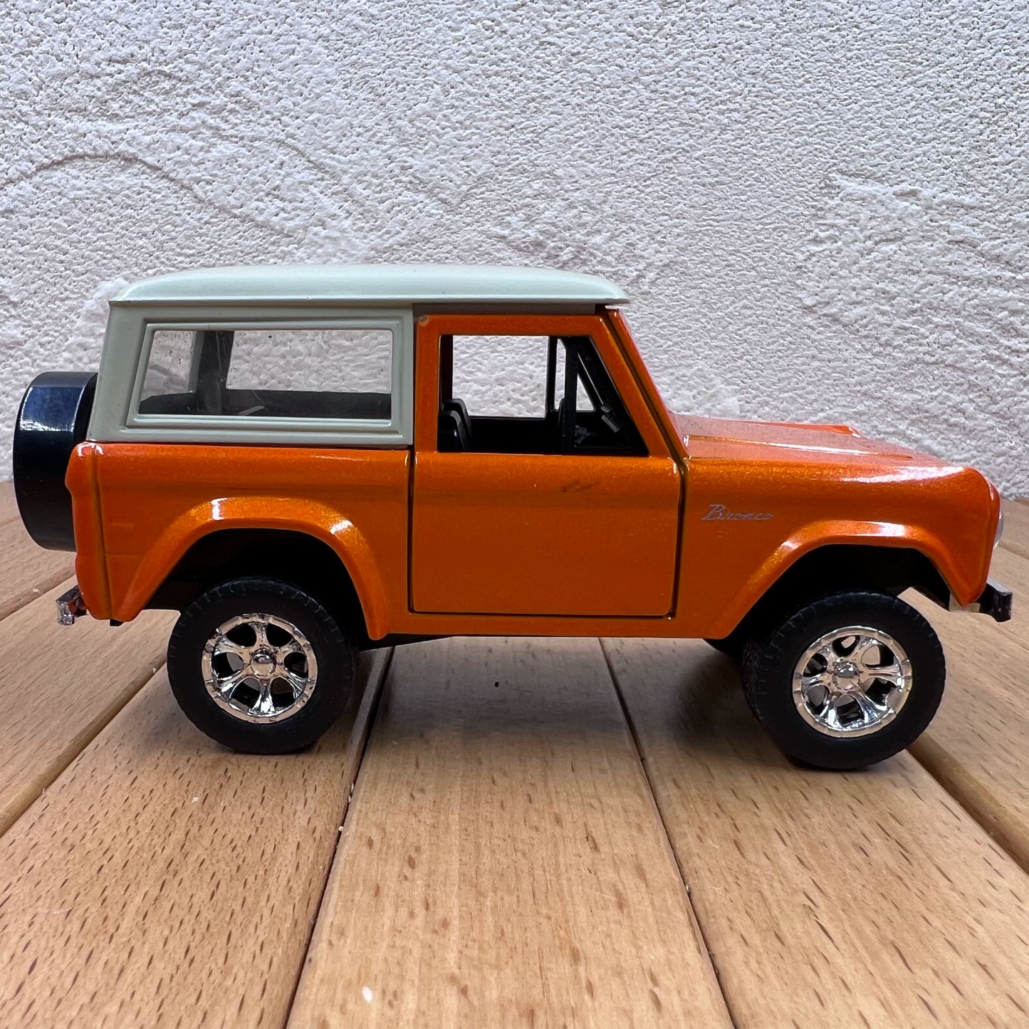 1/32 Scale 1973 Ford Bronco Ranger Wagon Diecast Model Car