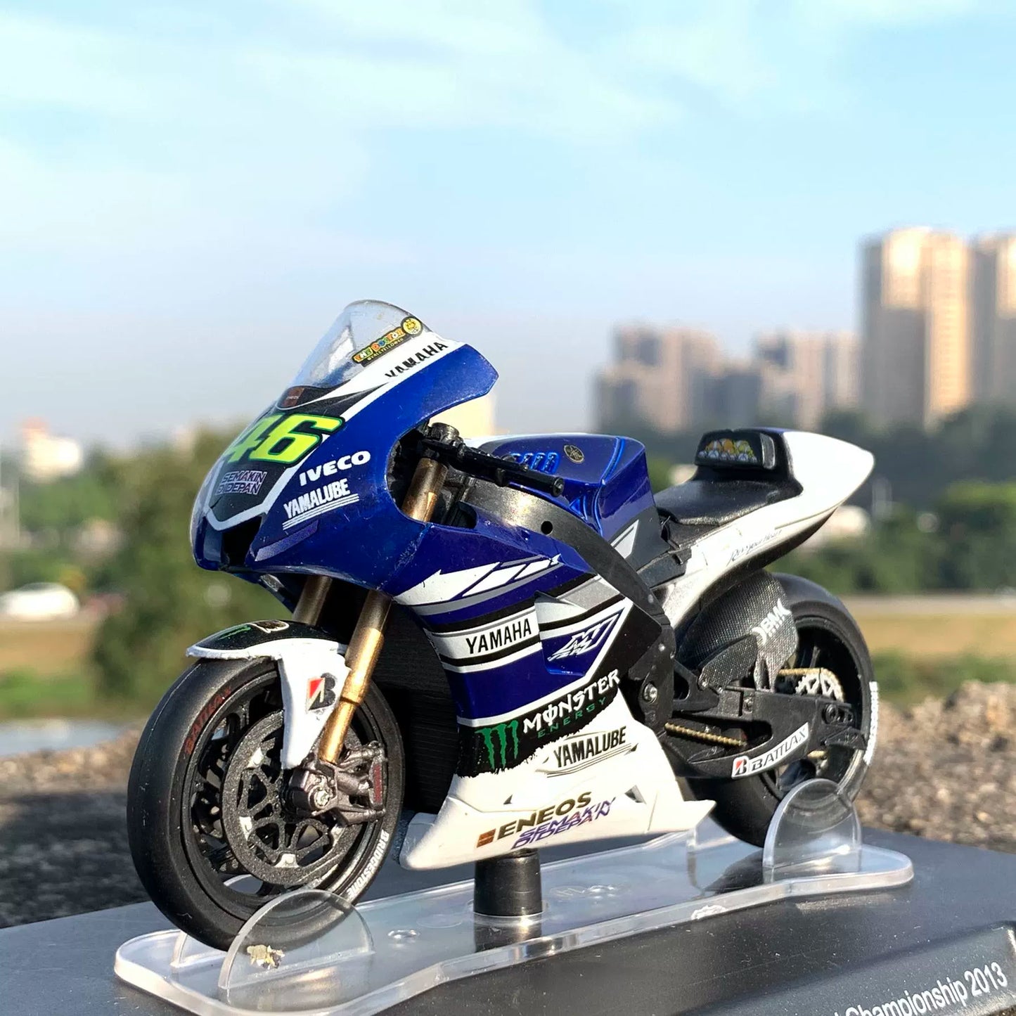 1/18 Scale Ymaha YZR-M1 46 World Champion 2013 Diecast Model Motorcycle