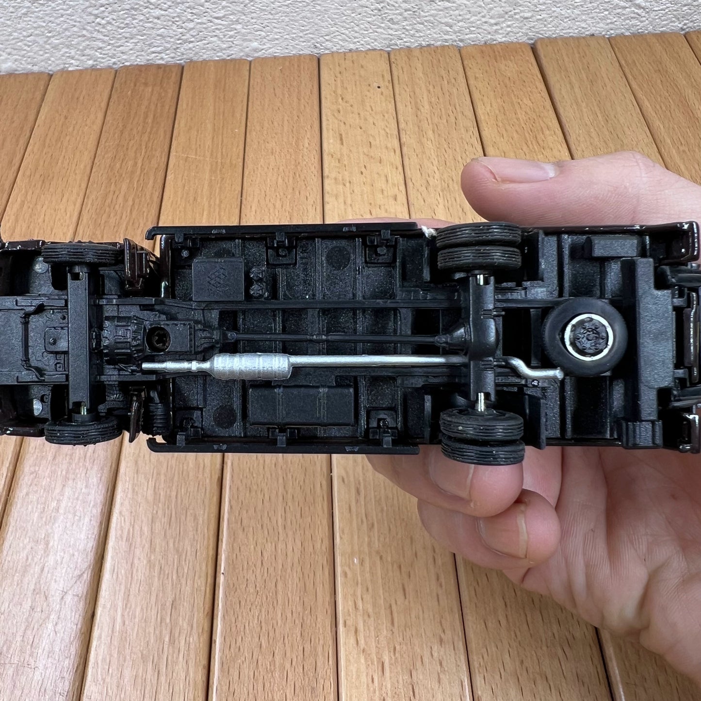 1/64 Scale Isuzu N Series Box Lorry Diecast Model Truck