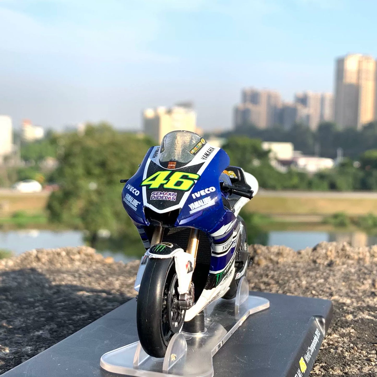 1/18 Scale Ymaha YZR-M1 46 World Champion 2013 Diecast Model Motorcycle