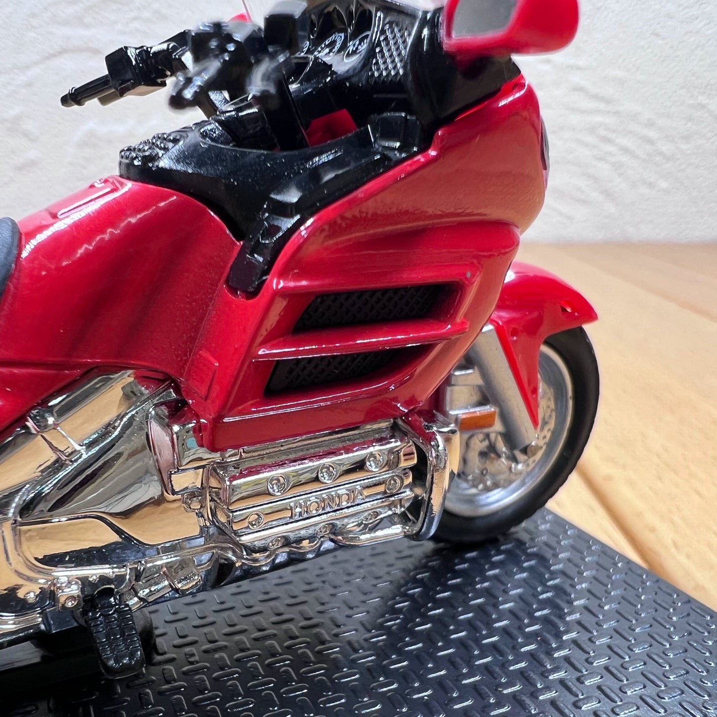 1/24 Scale 2004 Honda Gold Wing Touring Motorcycle Diecast Model