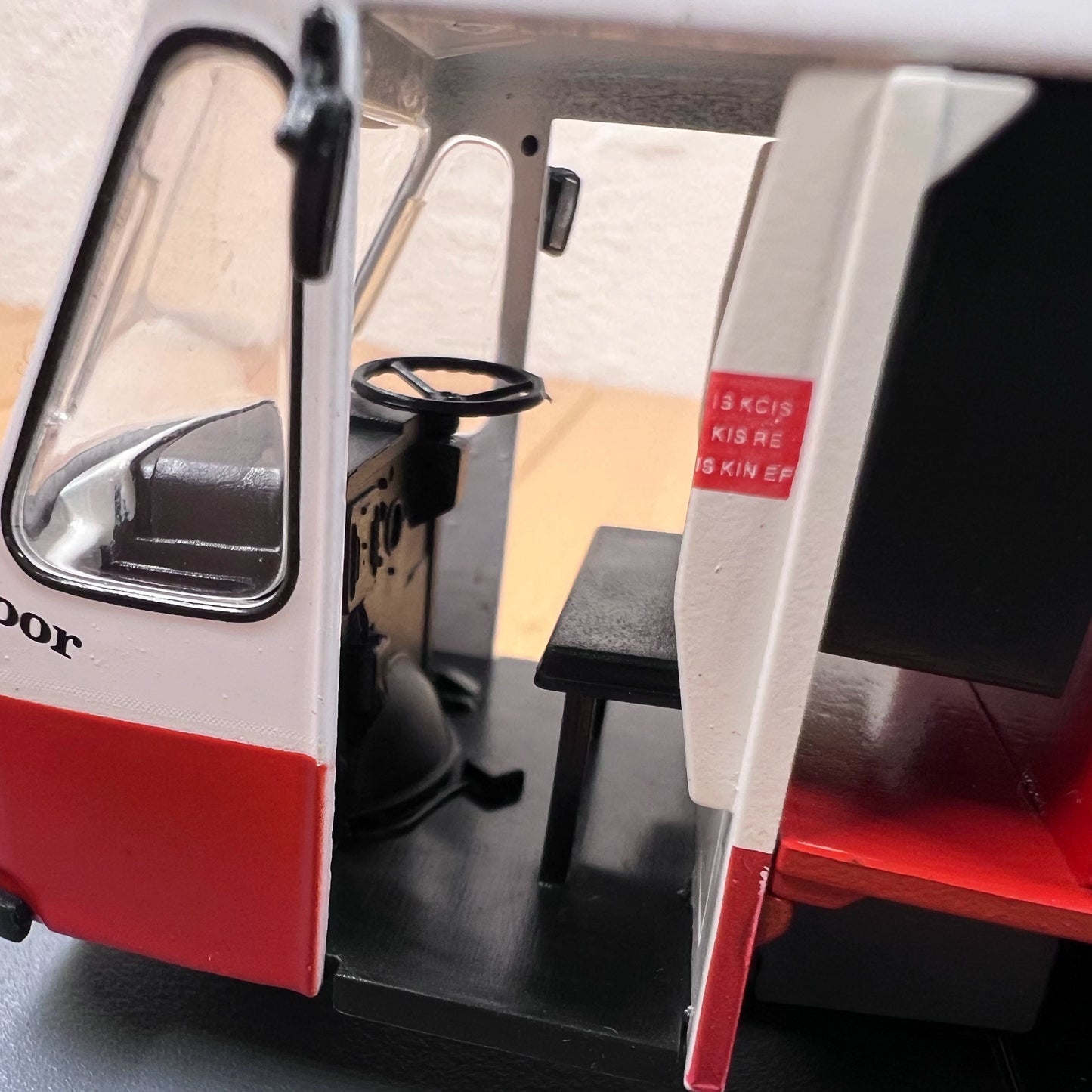1/43 Scale 007 Vehicle Wales and Edwards Rangemaster Milk Float / The Living Daylights (1987) Diecast Model
