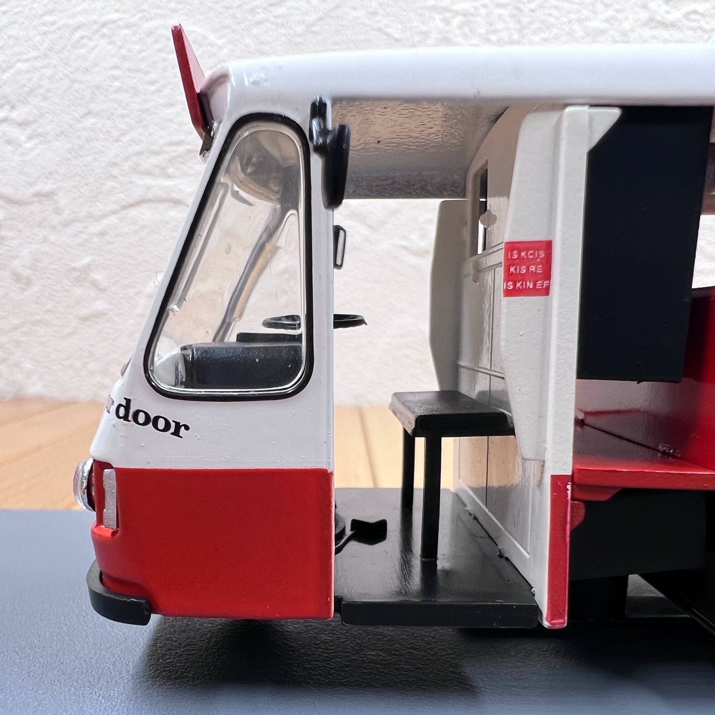 1/43 Scale 007 Vehicle Wales and Edwards Rangemaster Milk Float / The Living Daylights (1987) Diecast Model