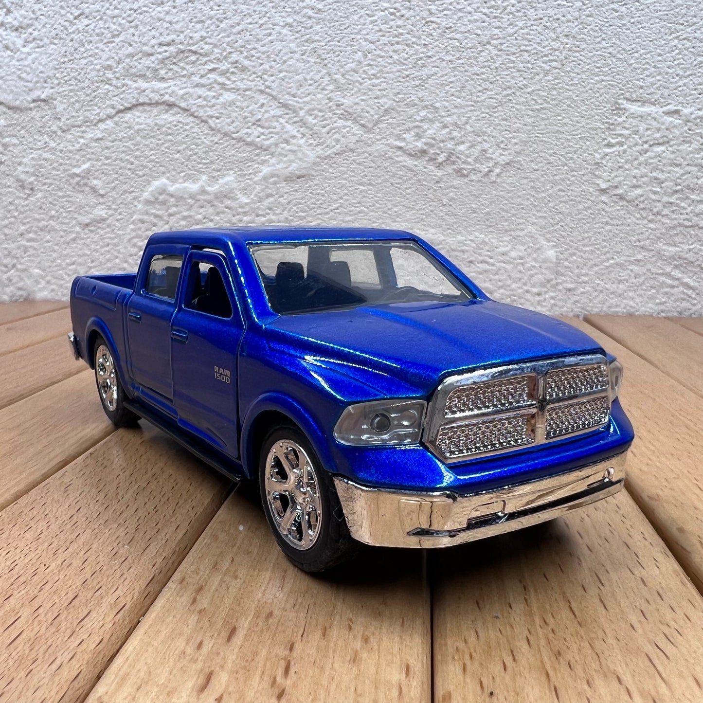 1/32 Scale 2013 Ram 1500 Pickup Truck Diecast Model