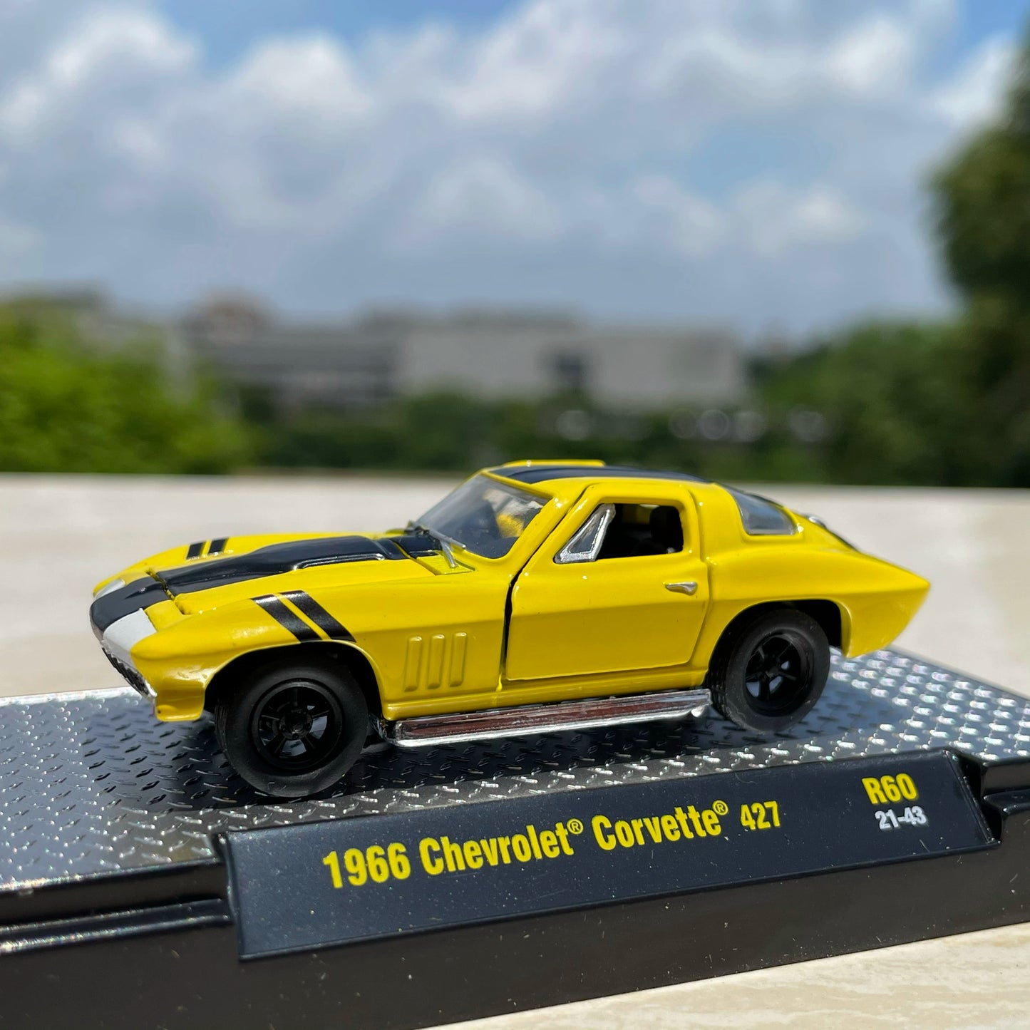 1/64 Scale 1966 Chevrolet Corvette Sports Car Diecast Model