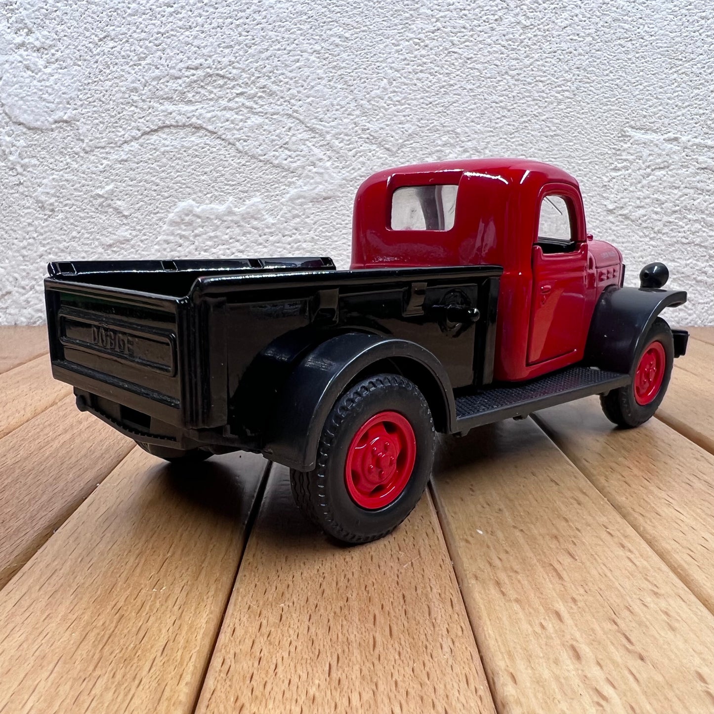 1/32 Scale 1946 Dodge Power Wagon Diecast Model Truck