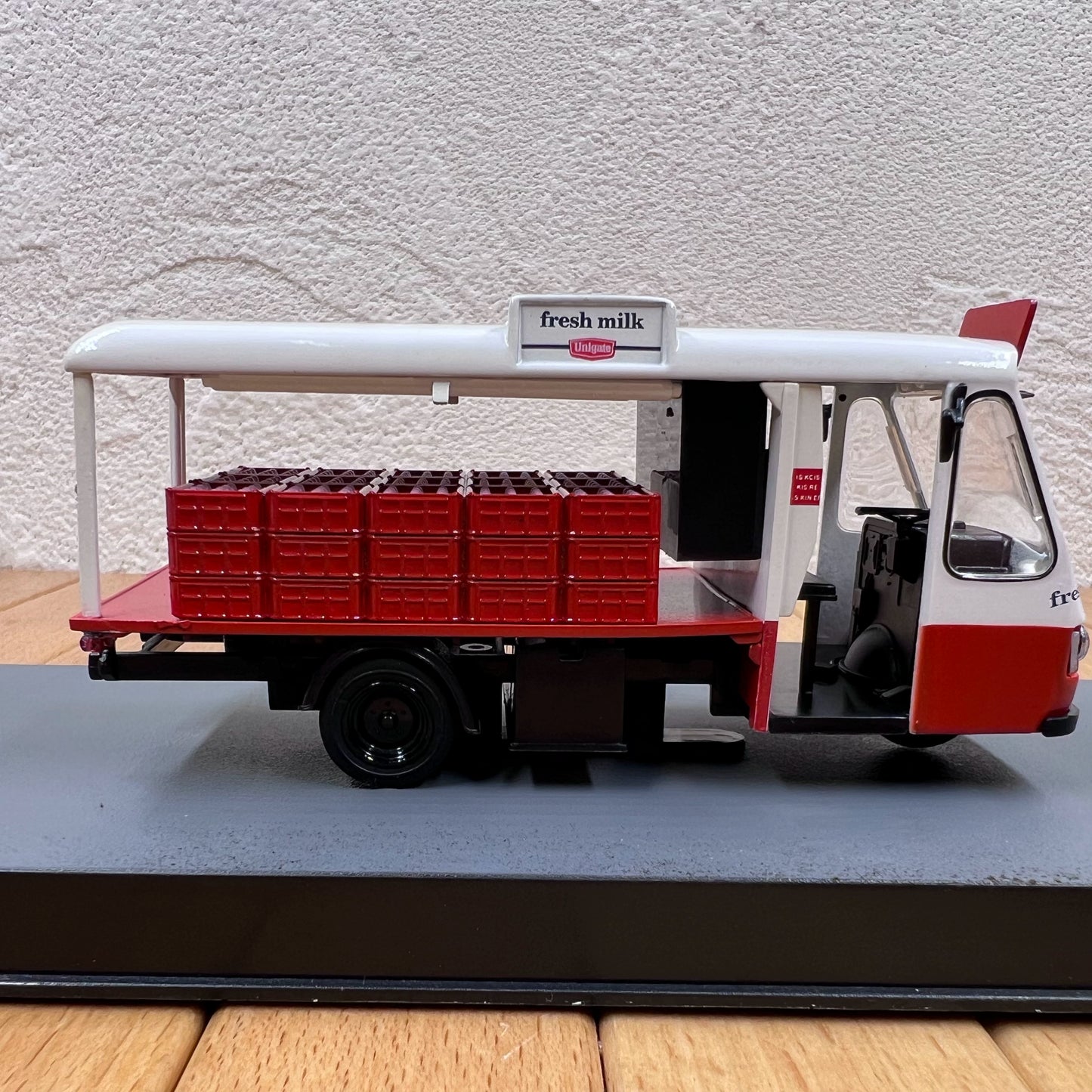 1/43 Scale 007 Vehicle Wales and Edwards Rangemaster Milk Float / The Living Daylights (1987) Diecast Model