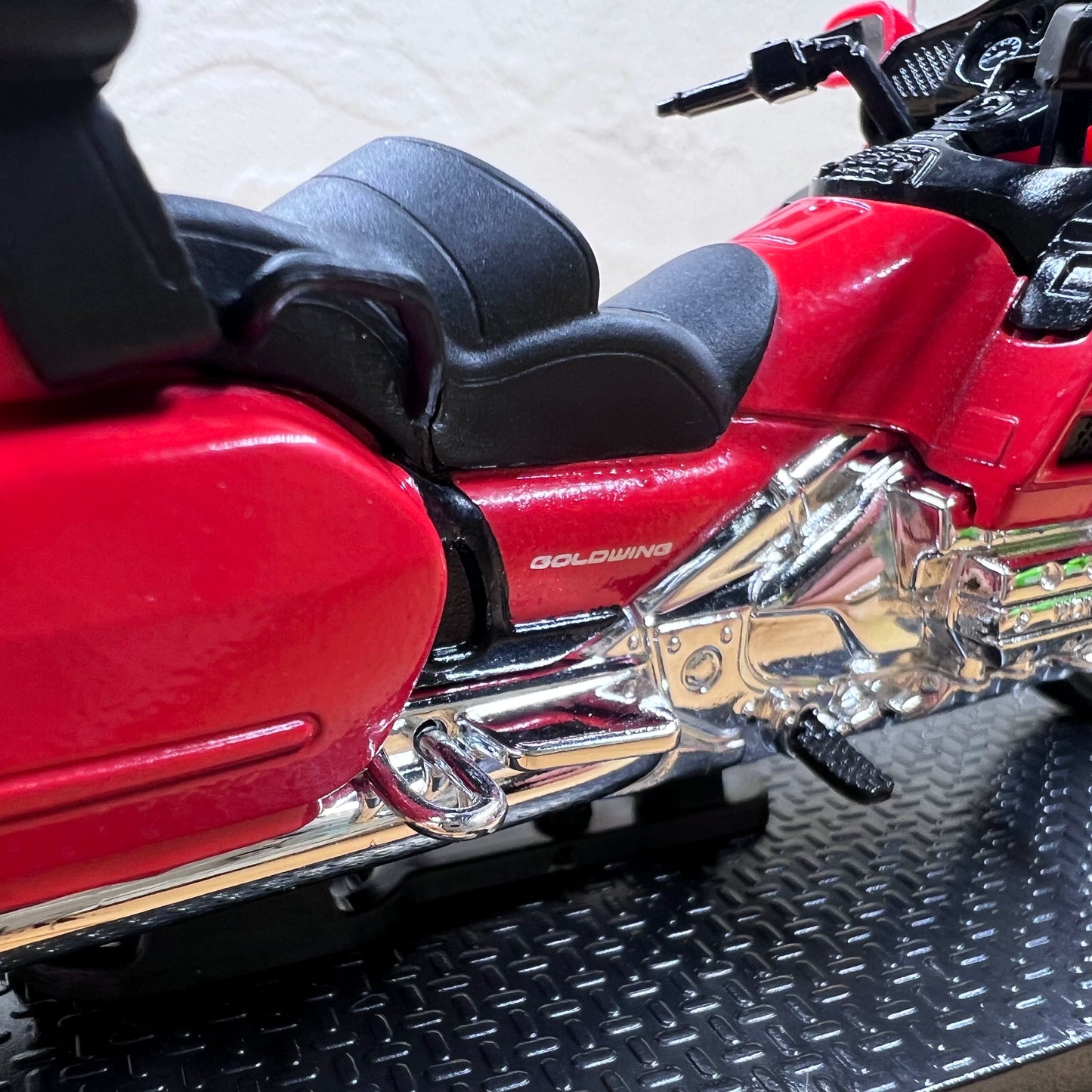 1/24 Scale 2004 Honda Gold Wing Touring Motorcycle Diecast Model