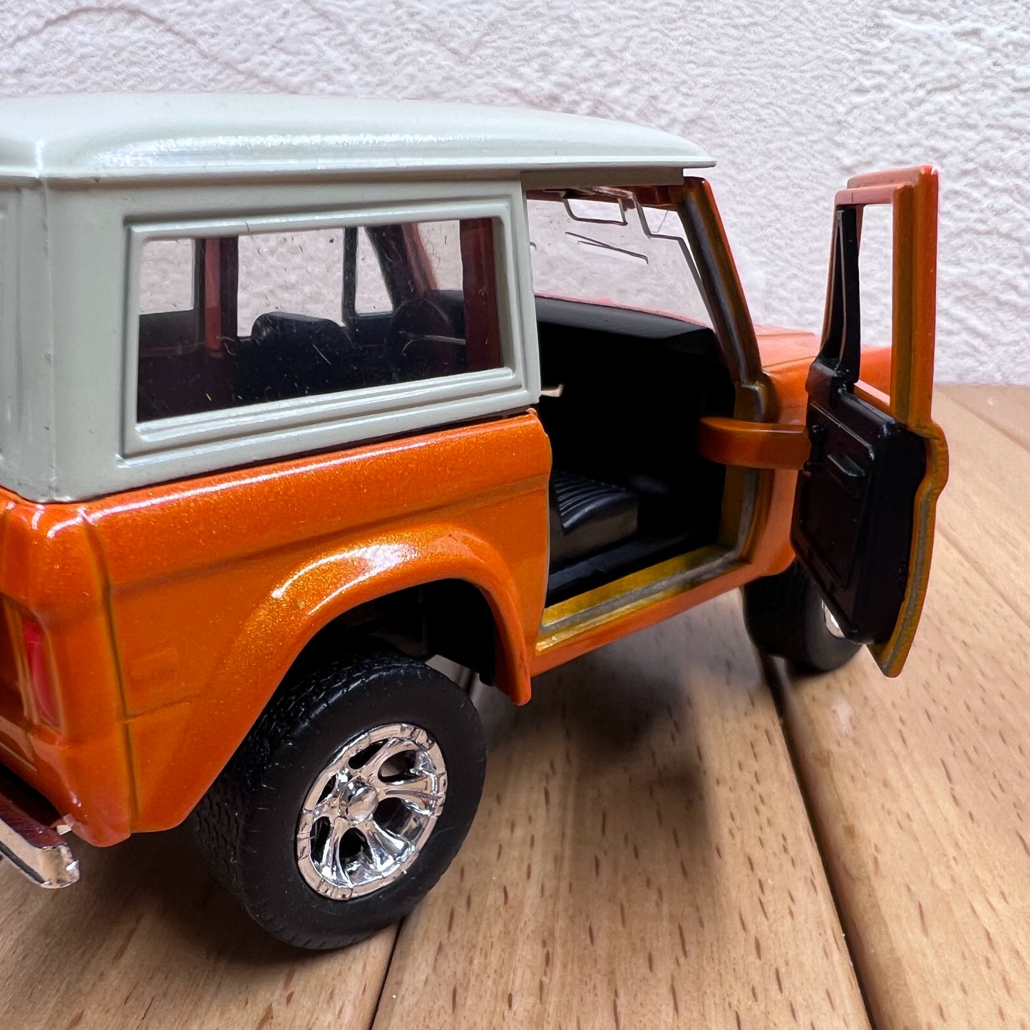 1/32 Scale 1973 Ford Bronco Ranger Wagon Diecast Model Car