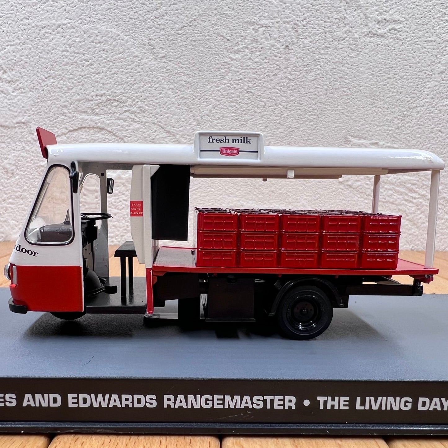1/43 Scale 007 Vehicle Wales and Edwards Rangemaster Milk Float / The Living Daylights (1987) Diecast Model
