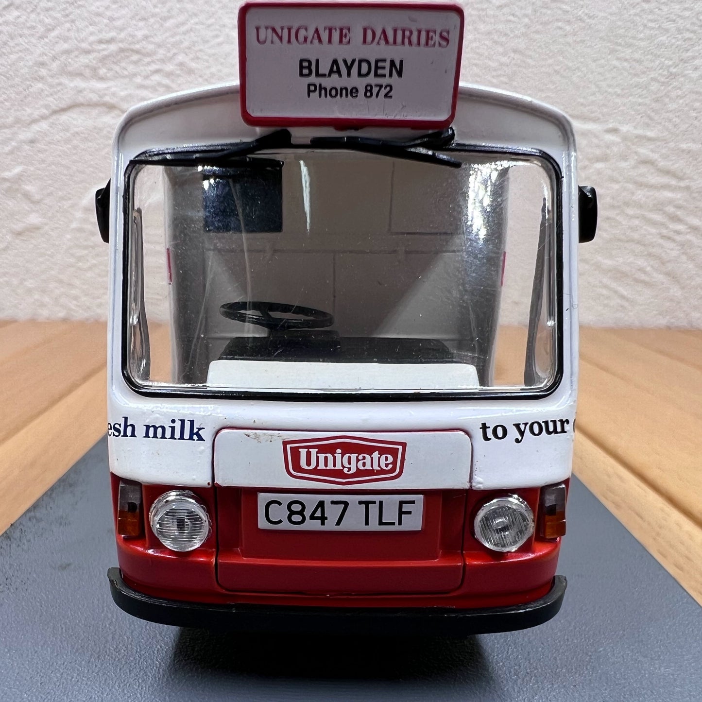 1/43 Scale 007 Vehicle Wales and Edwards Rangemaster Milk Float / The Living Daylights (1987) Diecast Model