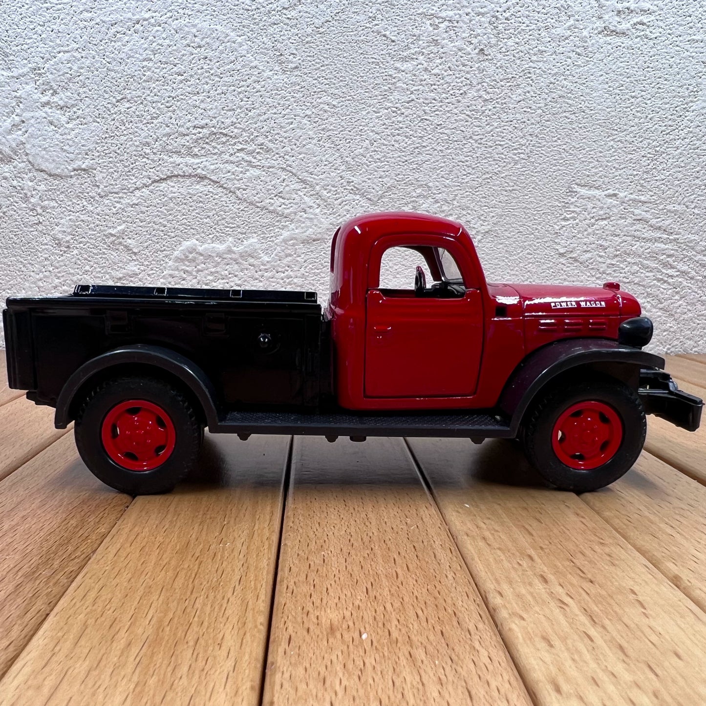 1/32 Scale 1946 Dodge Power Wagon Diecast Model Truck