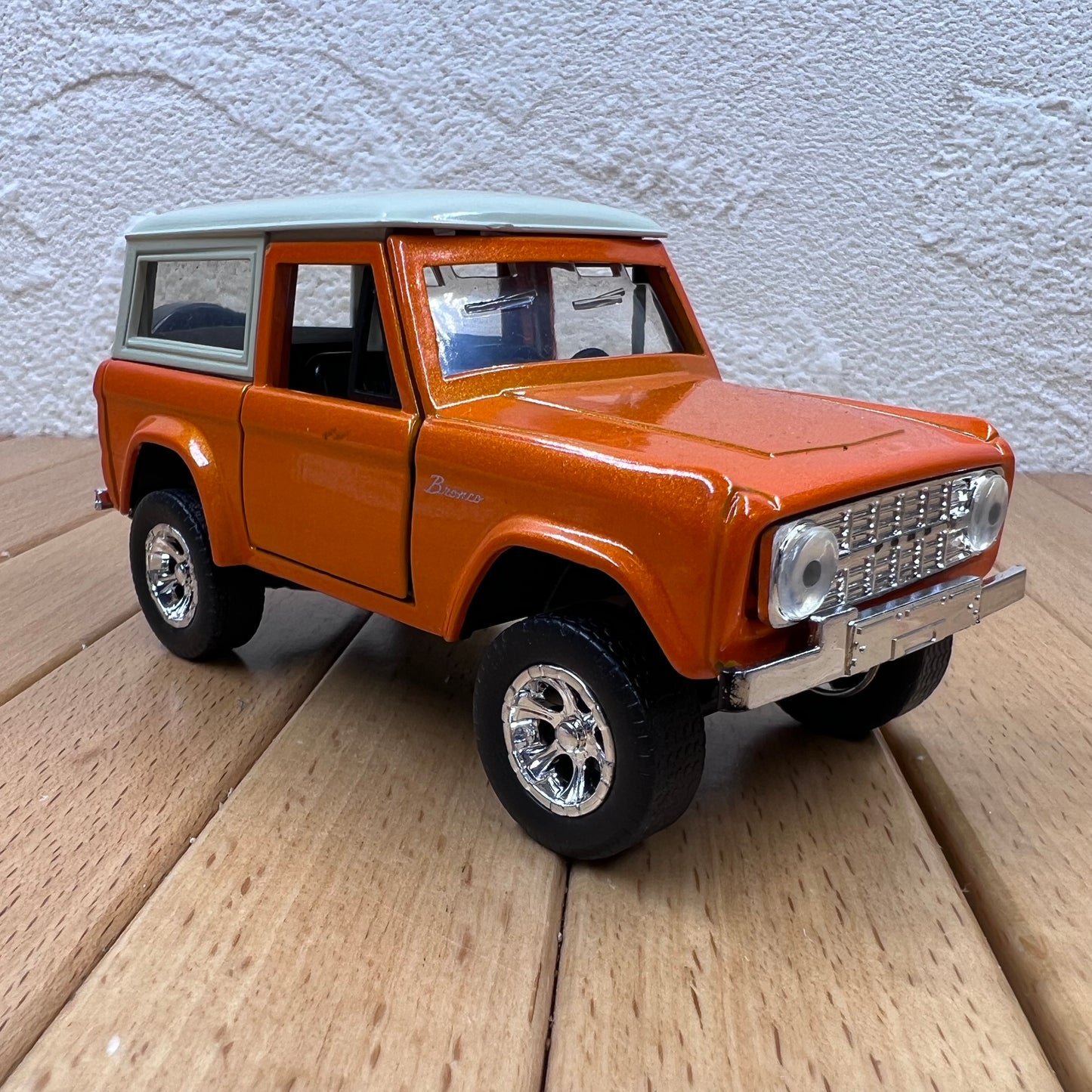 1/32 Scale 1973 Ford Bronco Ranger Wagon Diecast Model Car