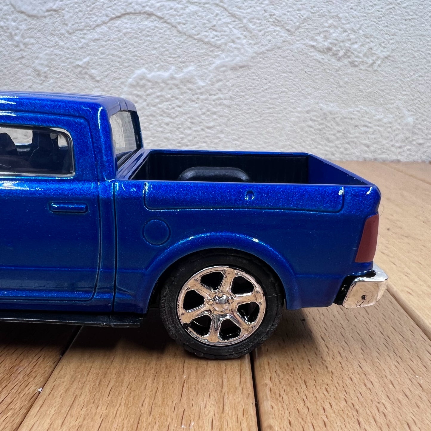 1/32 Scale 2013 Ram 1500 Pickup Truck Diecast Model