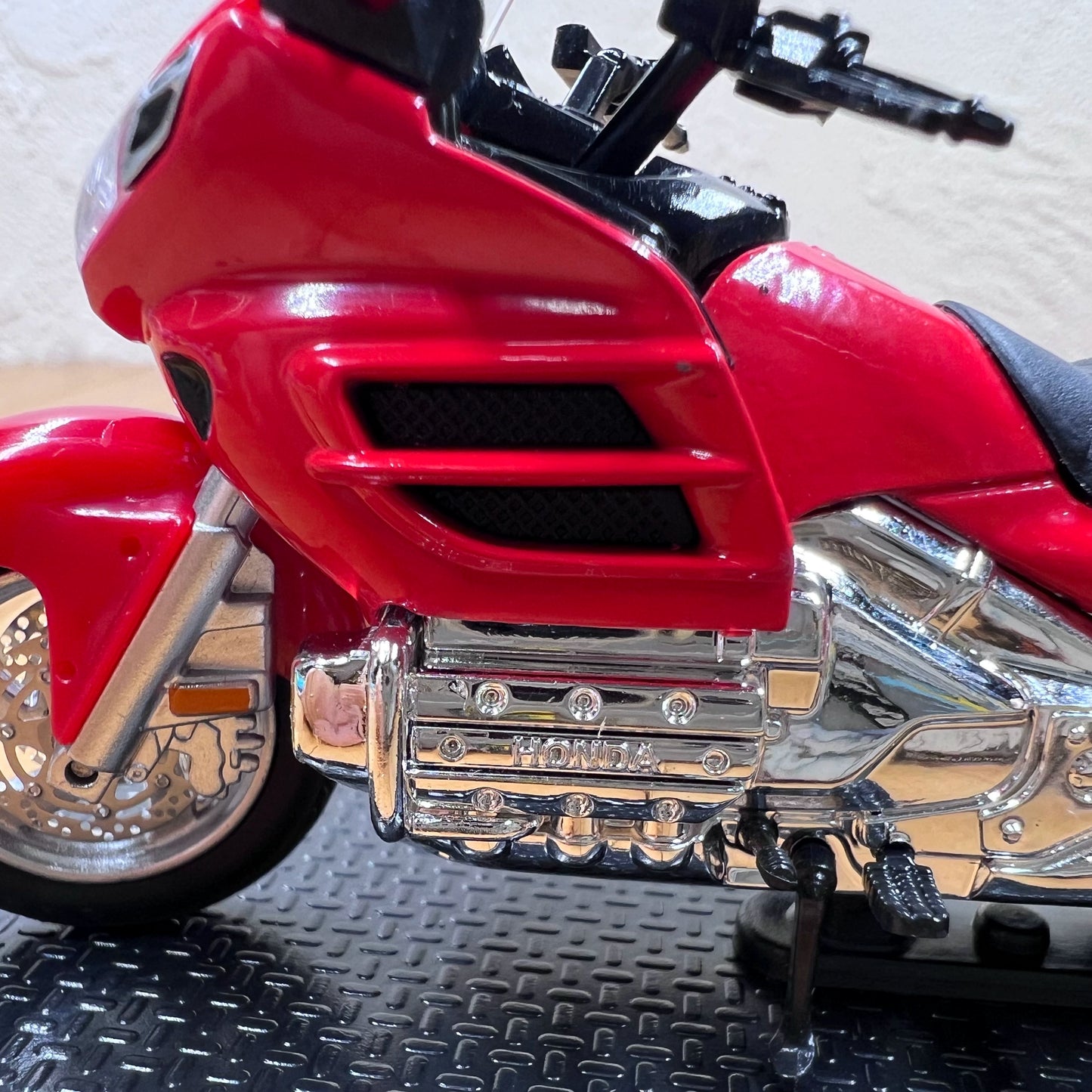 1/24 Scale 2004 Honda Gold Wing Touring Motorcycle Diecast Model