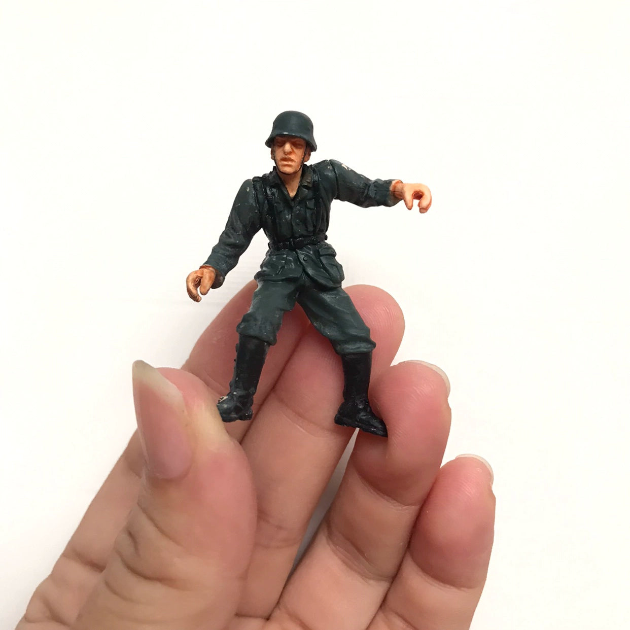 1/35 Scale WWII German Soldier MIniature Painted Figurines Diorama