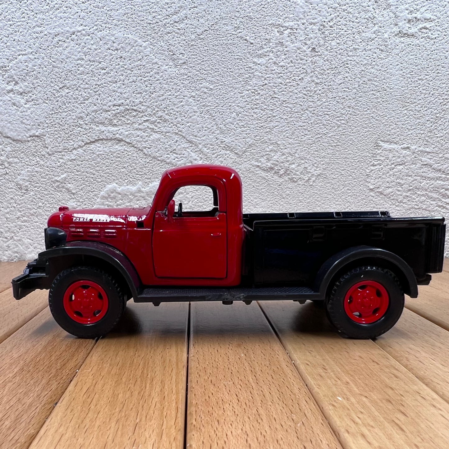 1/32 Scale 1946 Dodge Power Wagon Diecast Model Truck
