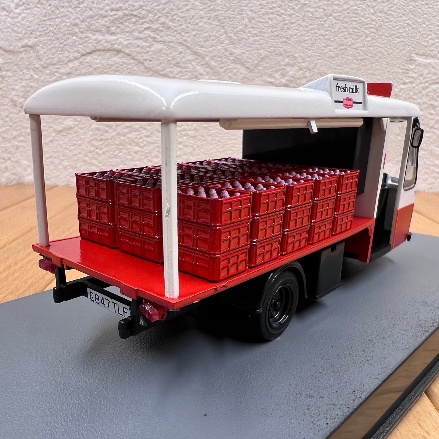 1/43 Scale 007 Vehicle Wales and Edwards Rangemaster Milk Float / The Living Daylights (1987) Diecast Model