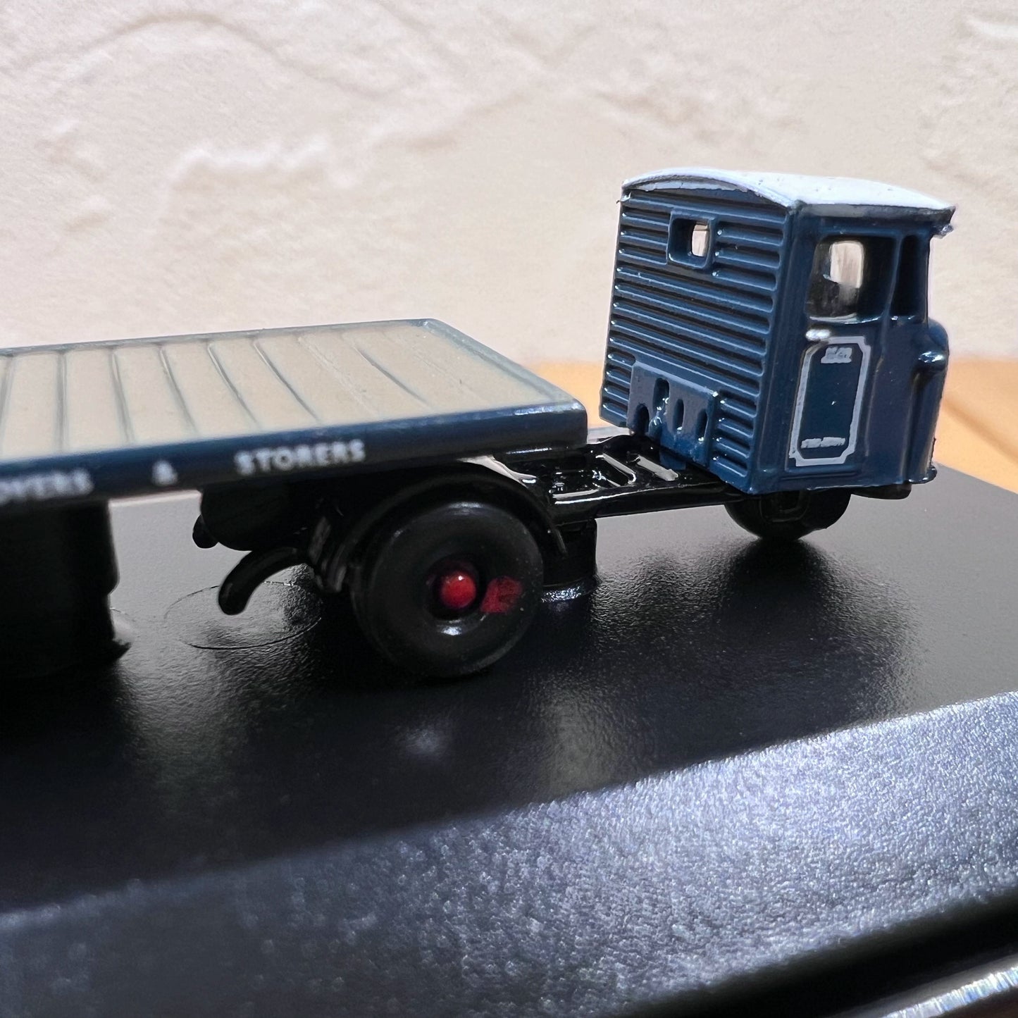 1/148 Scale Pickfords Flatbed Trailer Diecast Model