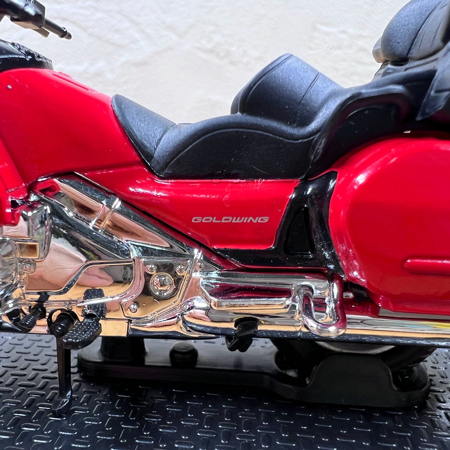 1/24 Scale 2004 Honda Gold Wing Touring Motorcycle Diecast Model