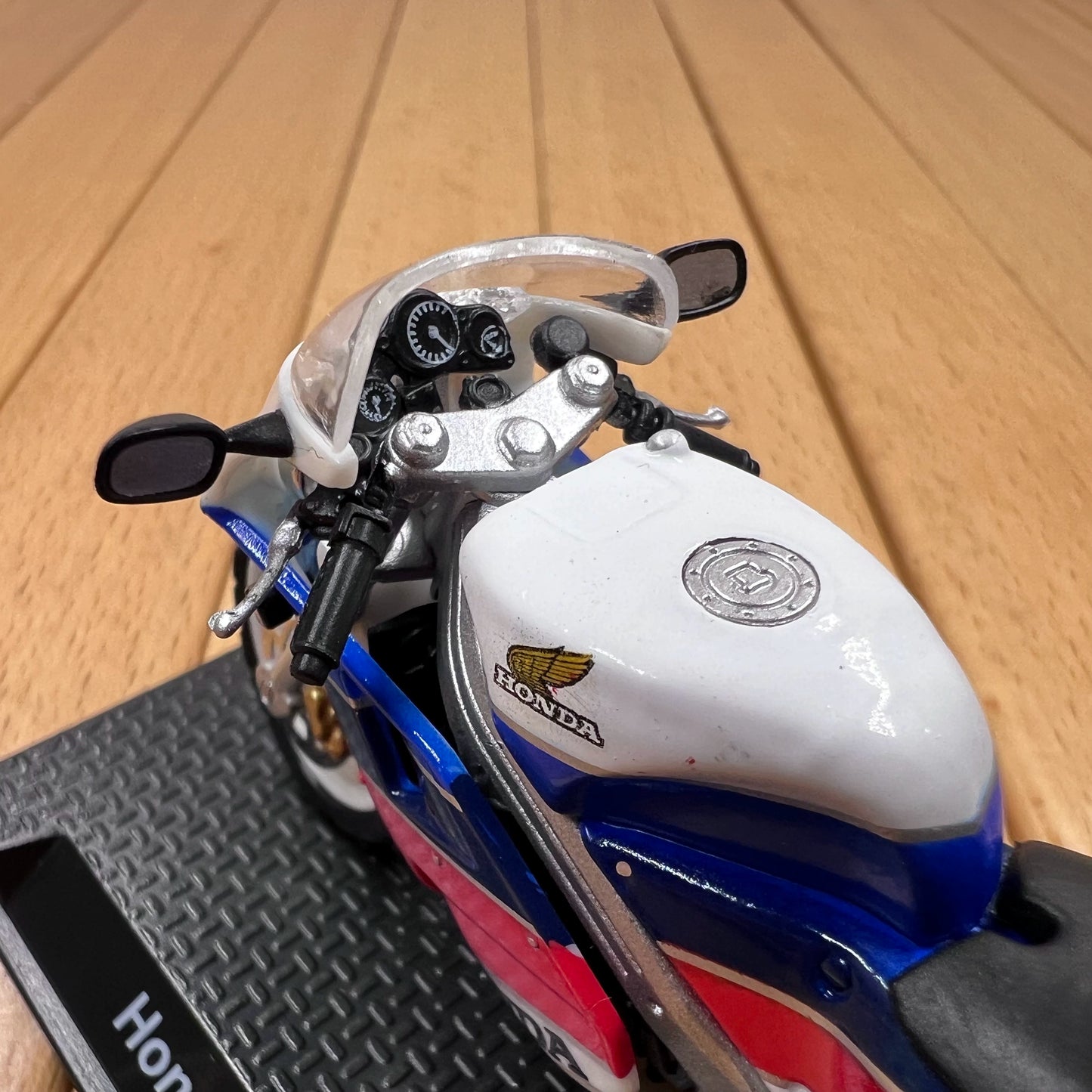 1/24 Scale 1987 Honda VFR750R RC30 Motorcycle Diecast Model