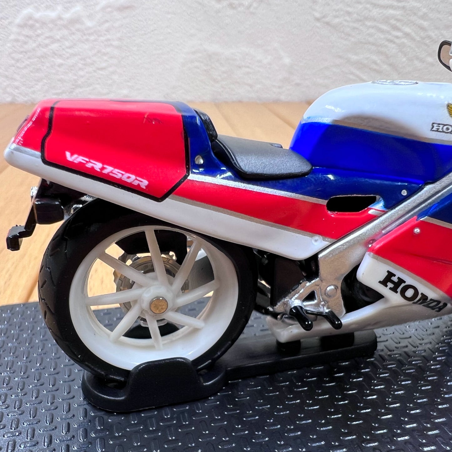 1/24 Scale 1987 Honda VFR750R RC30 Motorcycle Diecast Model