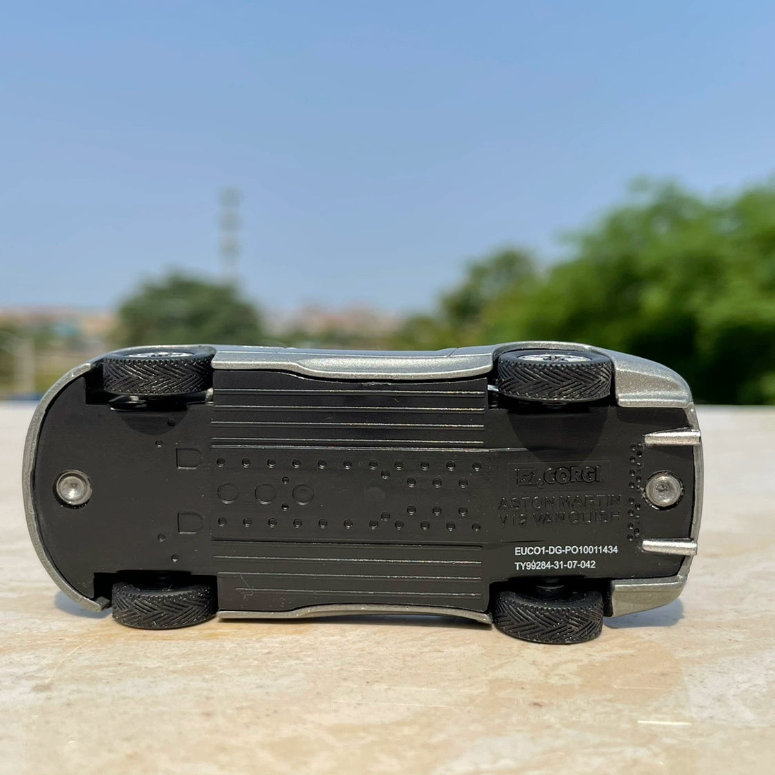 1/50 Scale Aston Martin V12 Vanquish Diecast Model Car