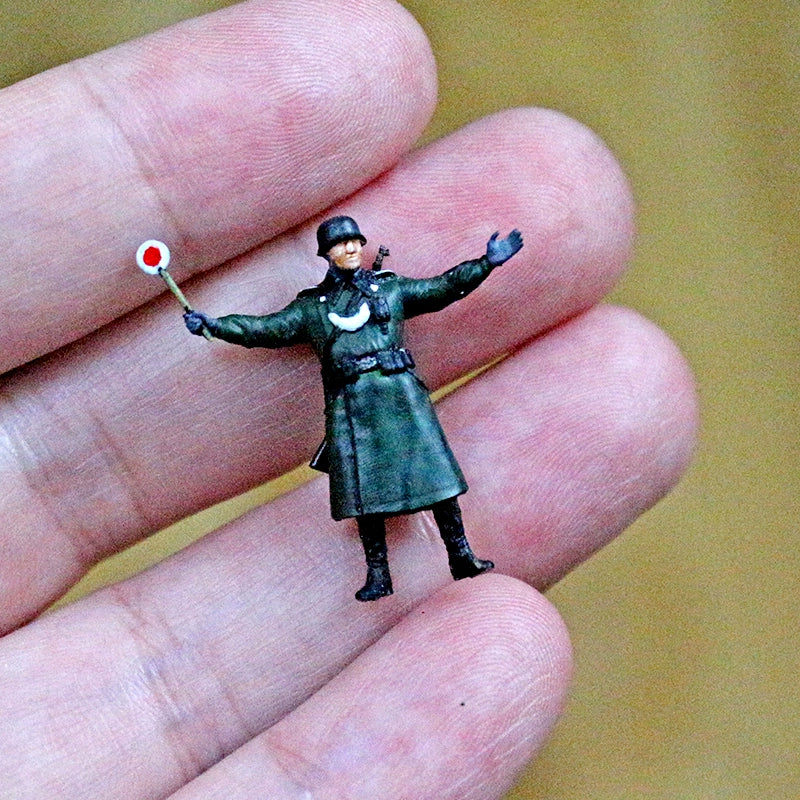 1/72 Scale Winter Soldier Sentry Painted Figurine Model Diorama