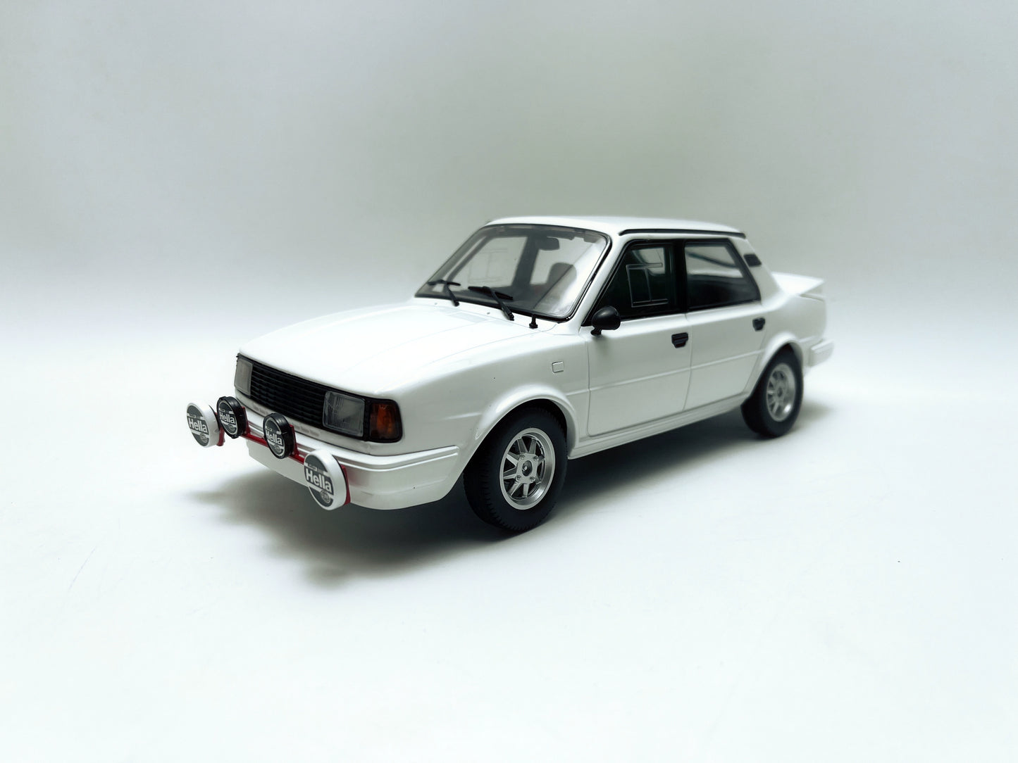 1/18 Scale Skoda 120 L Diecast Model Car