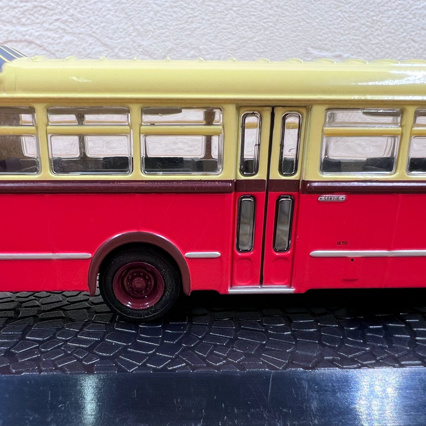 1/72 Scale 1957 Brossel Jonckheere Bus Diecast Model